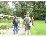 De ramblers op de berceau staan vol in bloei.