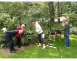 Wikken en wegen bij de plantjes voor Compassion.